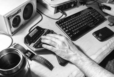 沙巴体育官网-这是真爱！球迷坐着轮椅见戈登，戈登签名后给他送上鼓励