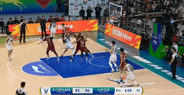 沙巴体育-陈林坚关键时刻撤步三分投进砍下19分，山东还剩1分钟领先浙江4分