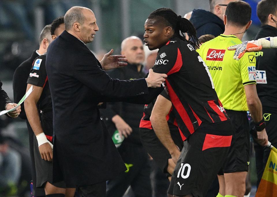 沙巴体育-米兰输球夜内讧 7000万巨星不满被换下 拒主帅拥抱 愤怒推开+抱怨